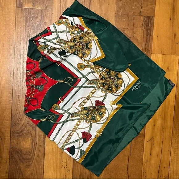 Larga bandana with print 100% sets-silk in color green red white and gold